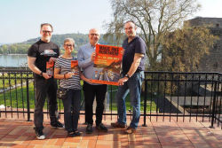 (v. l. n. r.) Arnd Dickel, Fundraiser der DRK-Kinderklinik Siegen, Marianne Meindl-Giesen sowie Bernhard Jung vom Veranstalter Buddies and Bikes e. V. und Oberstleutnant Michael Zacher, Pressestabsoffzier, Sanitätsdienst der Bundeswehr.